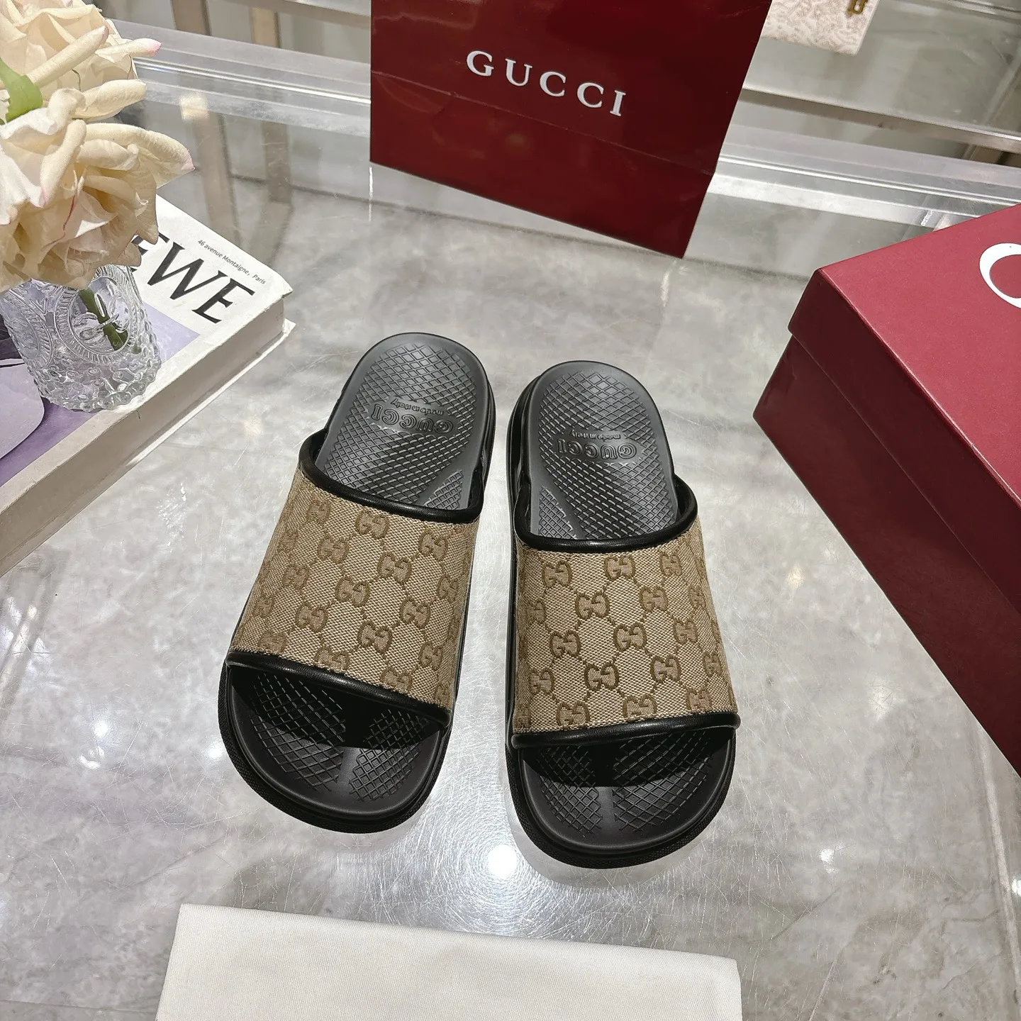 p400🐮🐮New summer men's slip-on slippers. Inspired by the summer spirit and beach clubs of the Italian coast, this piece is part of Gucci Lido. The Pre-Fall collection reinterprets the brand's signature elements and sophisticated patterns in a contemporary way. Made from black rubber, these flat sandals feature a slip-on design that reinterprets the brand's distinctive green and red web design. GG Classic Upper Men's Molded Rubber Footbed Gucci Logo Flat Made in Italy Size: Men's 40 to 47,